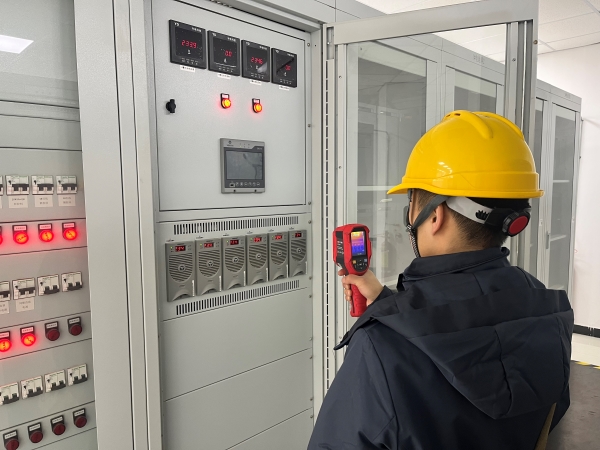 12月，計控電儀部運(yùn)行人員正在用測溫儀排查隱患.jpg