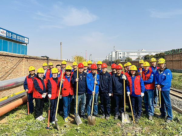 3月20日下午，物料車間黨支部開展“清除雜草保安全 志愿服務顯擔當”主題活動，黨員及青年志愿者集體合影    600.jpg