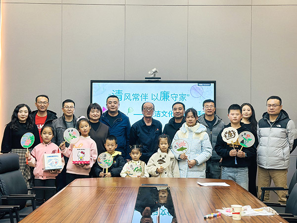 11月30日晚，物料車間黨支部開展以“清風常伴 以廉守家”為主題的廉潔文化進家庭活動，.jpg