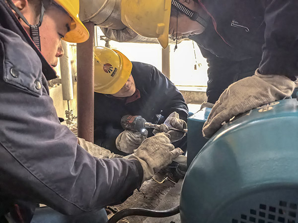 1月20日，檢修三班正在對(duì)鍋爐疏水泵電機(jī)進(jìn)行更換2.jpg