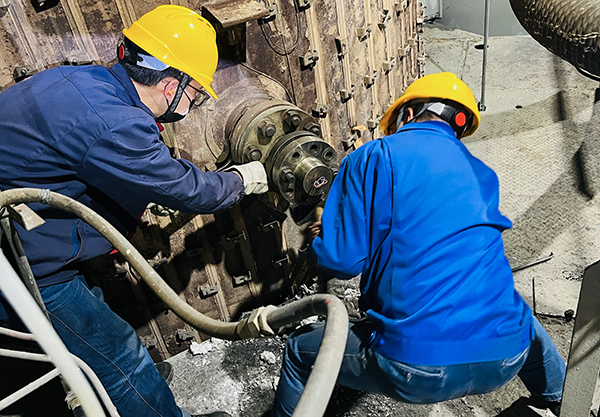 氣化爐更換高溫?zé)崤?jpg