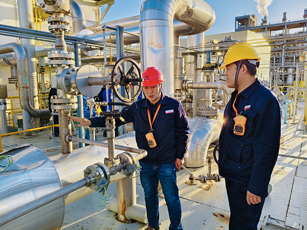 2月27日，車間管理組例行裝置區(qū)隱患排查，全員佩戴移動(dòng)式四合一氣體檢測(cè)儀，以上率下 照片.jpg