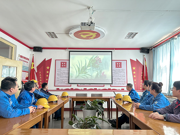 動力運行二班節(jié)水月活動，組織觀看“水說”視頻.jpg