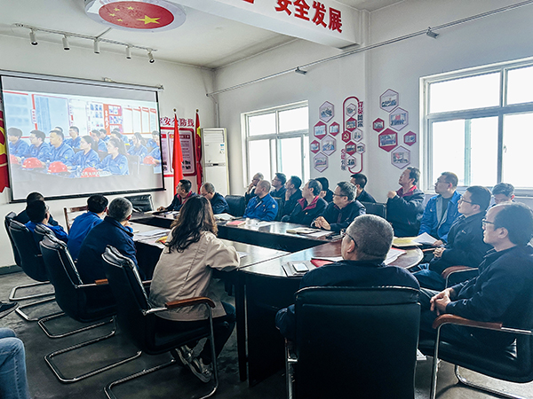 3月13日下午，物料車間黨支部開展“惠學礪心 筑夢前行”主題黨日活動，圖為集中觀看了陜煤集團第一期惠學礪心大課堂錄播視頻.jpg