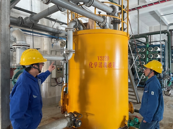 241742797472181761.jpg 3.18日動力車間三期脫鹽水廠房內(nèi)田亮正在對班組人員進行反滲透化洗講解.jpg