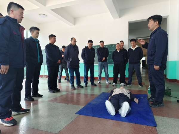 241742799328571308.jpg 3月21日,應急隊員寧修生在尿素車間講解心肺復蘇.jpg