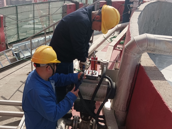 4月7日上午，一二期大檢修開始，計(jì)控電儀部空分尿素工段員工在尿素造粒塔頂進(jìn)行閥門附件拆檢作業(yè)。.jpg