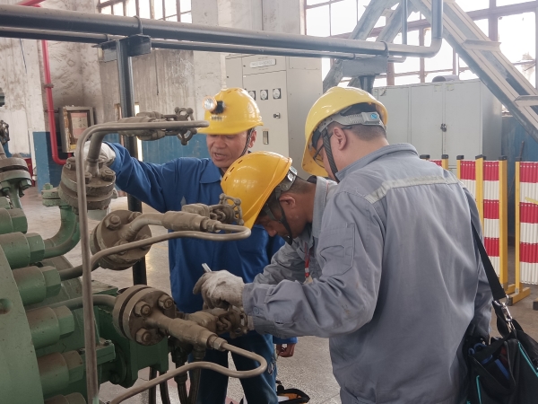 4月8日，計控電儀部空分尿素工段韋西榮帶領儀表人員進入一期機組廠房進行機組檢修軸系儀表。.jpg
