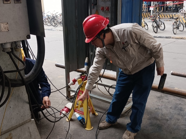 4月9日，計控電儀部安全員黃建榮在進行安全用電現(xiàn)場檢查，為作業(yè)人員指出問題并認真講解正確操作及規(guī)定。.jpg