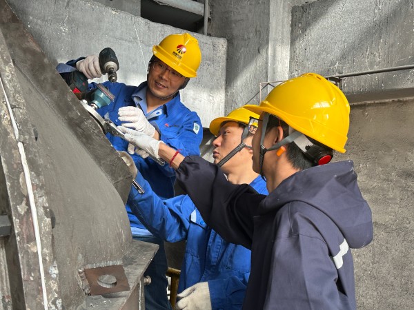 4月9日王明偉、康金生、青工曾炳睿在2#鍋爐磨煤機(jī)更換北側(cè)磨輥溫度.jpg