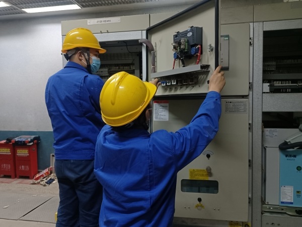 朱慶對開關(guān)柜二次回路進(jìn)行檢查.jpg