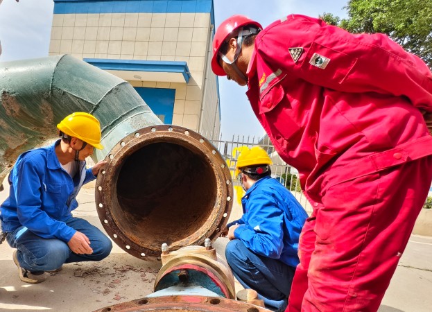 車間技術(shù)員與檢修人員查看拆下的循環(huán)水上塔立管 團(tuán)結(jié)協(xié)作5.jpg