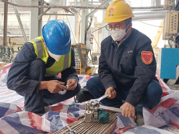 4月13日，計控電儀部員工方立民在一期空分現(xiàn)場進行空分儀表的更換工作.jpg