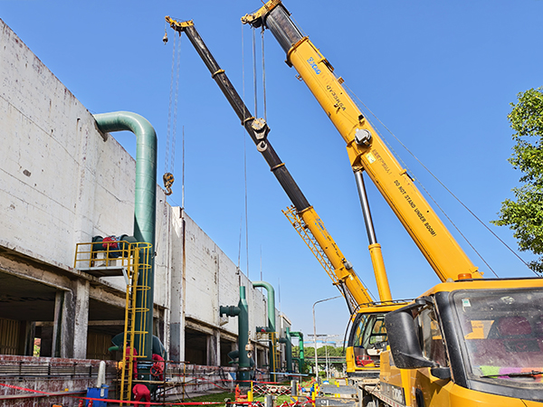 4月13日，吊車配合更換循環(huán)水冷卻塔上塔閥.jpg