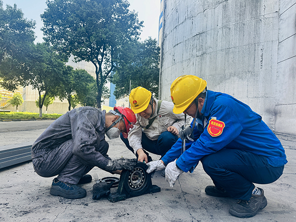 檢修過程中車間技術(shù)員贠文軍、班組長黃保榮與檢修人員安裝軸承.jpg