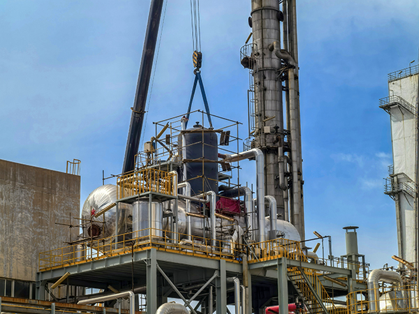 4月16日上午11時(shí)許，新的除氧頭吊裝到位   600.jpg