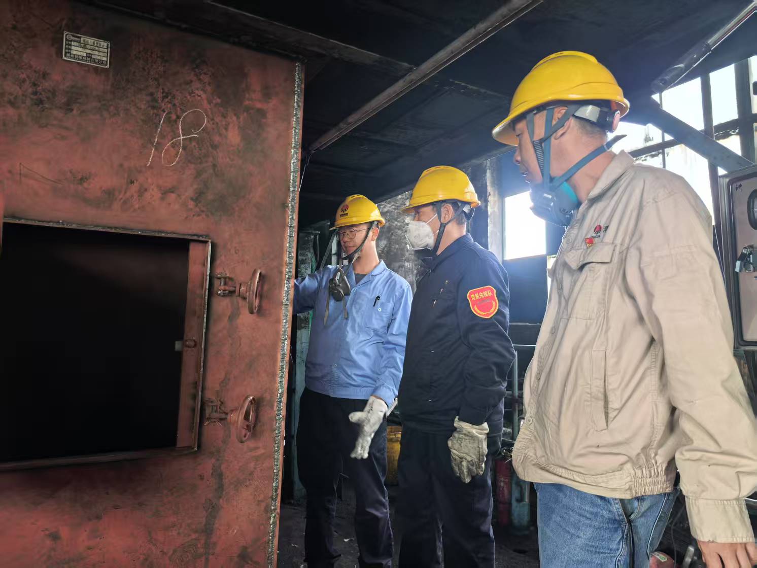 大檢修現(xiàn)場-黨員黃保榮、秦寶權(quán)、楊峰查看四號(hào)轉(zhuǎn)運(yùn)站安裝調(diào)試情況.jpg