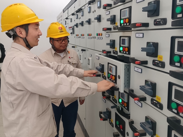 241745468876173274.jpg 正在檢查低壓抽屜柜.jpg