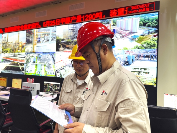 281748386049121626.jpg 車間領導抽查機泵測溫工作2.jpg