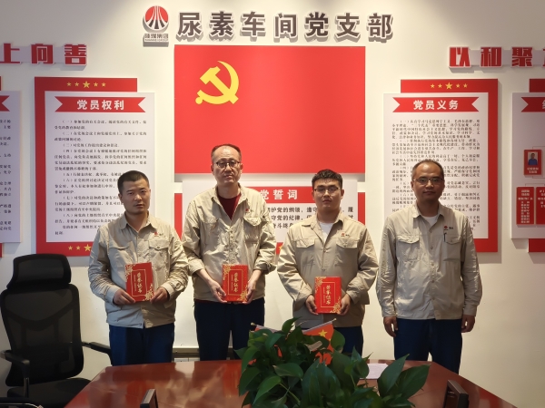 231750651306205170.jpg 6月20,主任王濤為化工二班頒獎.jpg