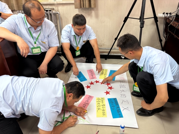 241750731256658766.jpg 班組長學(xué)員在認真制作手抄報.jpg