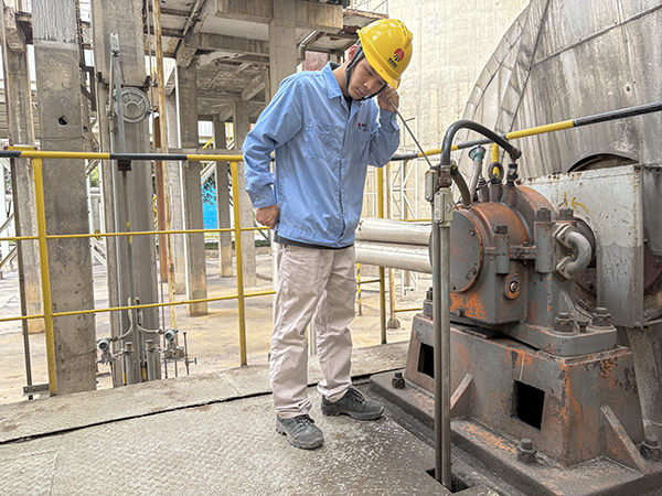 脫硫崗位操作工利用聽棒和測振儀檢查引風(fēng)機(jī)工作是否正常.jpg