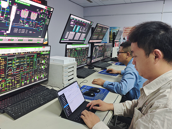7月3日，動力車間三期控制室，操作人員正在停運(yùn)4號鍋爐.jpg