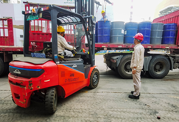 171752724355198884.jpg 三期檢修現(xiàn)場(chǎng)催化劑回收工作.jpg