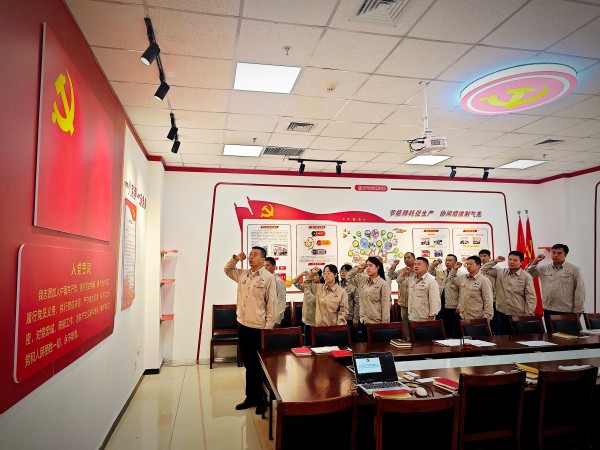 7月17日下午，乙二醇車間黨支部開展”同過政治生日 永葆黨員本色“主題黨日活動，黨員們重溫入黨誓詞.jpg