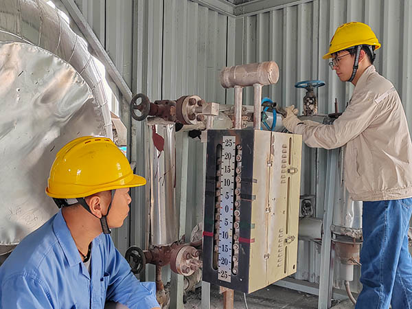 081754625378750631.jpg 魏高強(qiáng)現(xiàn)場指導(dǎo)董宇斌沖洗汽包水位計.jpg