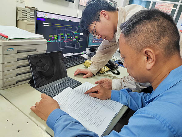 081754625396198715.jpg 魏高強(qiáng)為董宇斌講解鍋爐理論知識.jpg