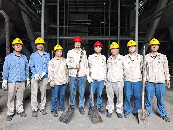 8月8日早上，動(dòng)力車(chē)間組織黨員、團(tuán)員清理地溝淤泥后，在鍋爐前合影   600.jpg