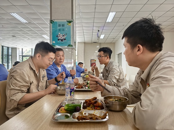 251756083177127200.jpg 8.24 后勤服務(wù)暖人心 同心護航中修行——彬州公司綜合辦全力保障中修工作側(cè)記 附圖3.jpg