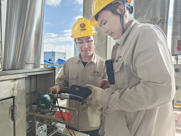 251756099205670679.jpg 陳陽(yáng)在氣化爐上給王少華講解校準(zhǔn)流量變送器1.jpg