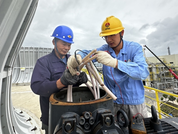 291756427586556217.jpg 電氣檢修工劉沖測量接線絕緣.jpg