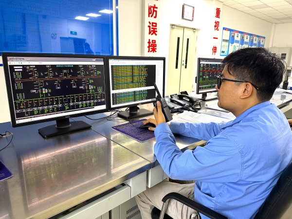 301756521748207981.jpg 運行班長張浩東正在總變調(diào)度工作.jpg